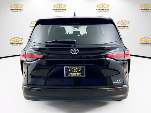 Used 2021 Toyota Sienna LE image 6
