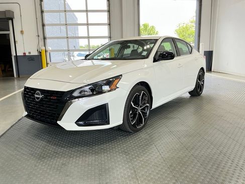 Used 2025 Nissan Altima 2.5 SR FWD image 2