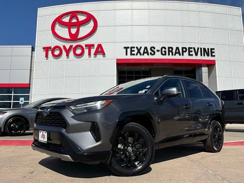Used 2022 Toyota RAV4 SE w/ Convenience Package image 2