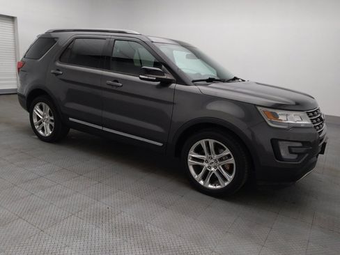 Used 2017 Ford Explorer XLT w/ Equipment Group 202A AWD/4WD image 11