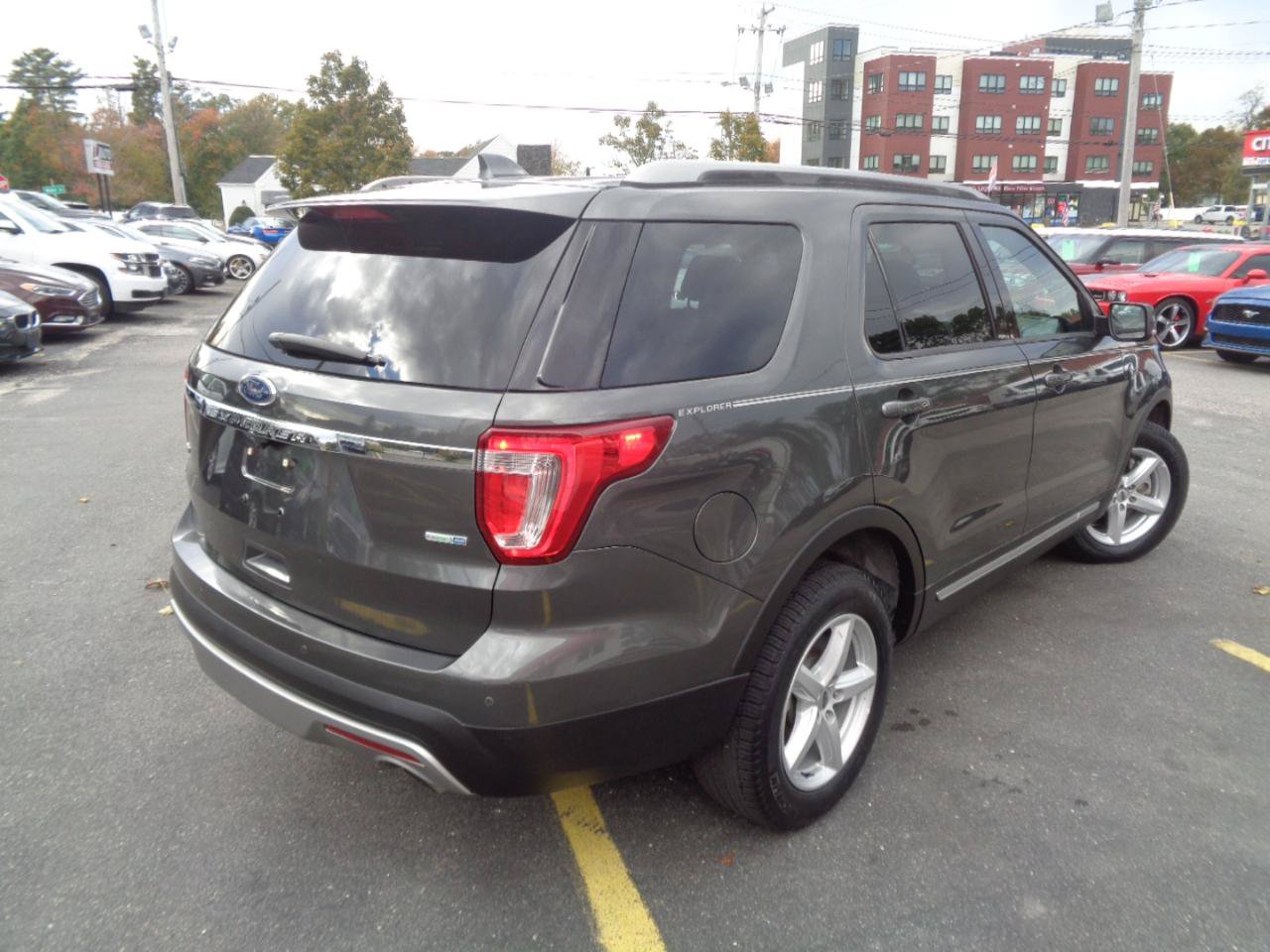 Used 2017 Ford Explorer XLT w/ Equipment Group 202A AWD/4WD image 4