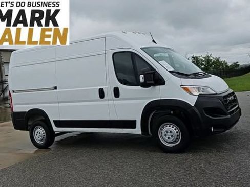 Used 2025 RAM ProMaster 2500 w/ Convenience Group FWD image 2