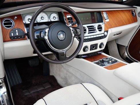 Used 2017 Rolls-Royce Dawn RWD image 17