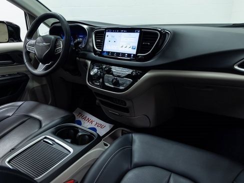 Used 2024 Chrysler Pacifica Touring-L image 28