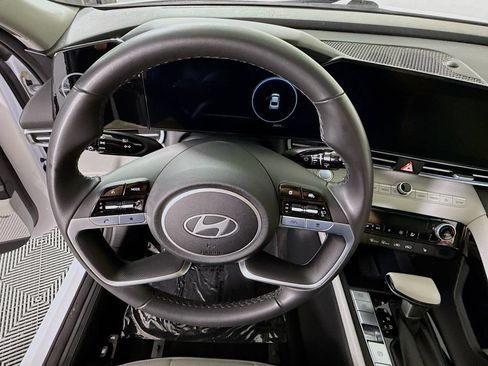 Certified 2025 Hyundai Elantra Limited FWD image 22