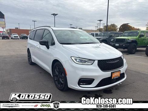 Certified 2025 Chrysler Pacifica Limited image 1