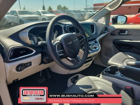 Used 2024 Chrysler Pacifica Touring-L FWD image 17