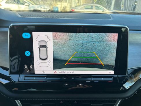 Used 2025 Volkswagen Atlas Cross Sport SE image 17