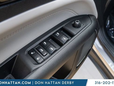 Used 2023 Jeep Compass Limited w/ Elite Group AWD/4WD image 17