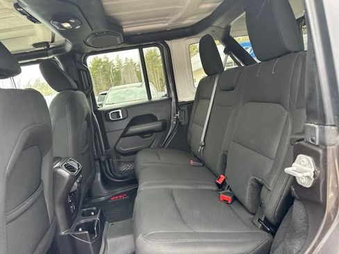 Used 2018 Jeep Wrangler Unlimited Sahara w/ Cold Weather Group image 20