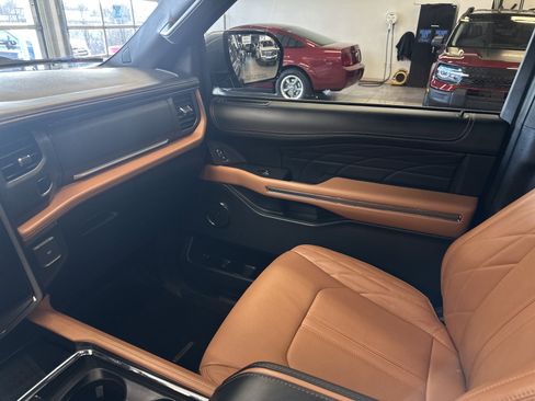 Used 2022 Ford Expedition Platinum image 27