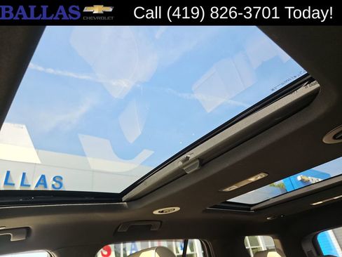 Used 2023 Chevrolet Traverse Premier AWD/4WD image 19