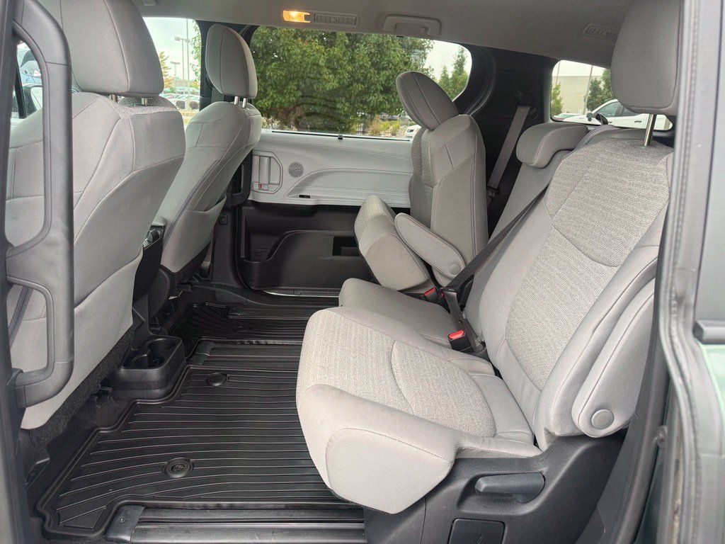 Used 2025 Toyota Sienna LE AWD/4WD image 24