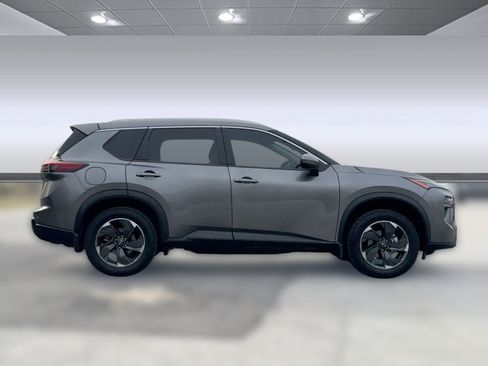 Used 2024 Nissan Rogue SV w/ SV Premium Package image 8