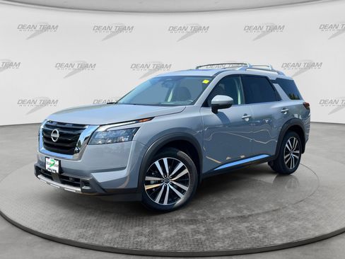 Used 2025 Nissan Pathfinder Platinum w/ Cargo Package AWD/4WD image 3