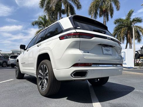 Used 2022 Jeep Grand Cherokee Overland w/ Advanced Protech Group III image 19