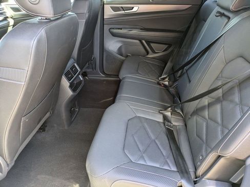 Used 2025 Volkswagen Atlas Cross Sport SE image 28