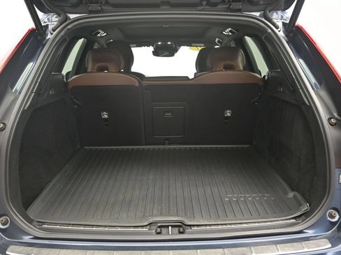 Used 2021 Volvo XC60 T5 Momentum w/ Protection Package Premier FWD image 16