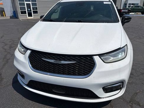 Used 2025 Chrysler Pacifica Select FWD image 18