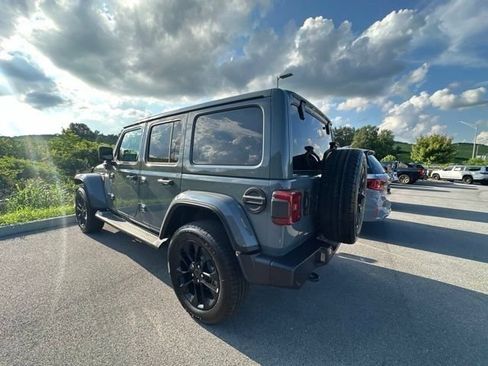 Used 2025 Jeep Wrangler Unlimited Sahara AWD/4WD image 26