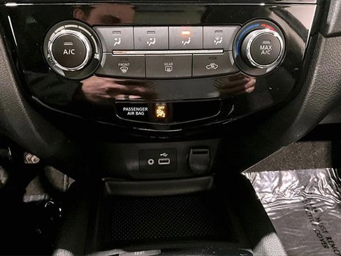 Used 2020 Nissan Rogue SL image 16