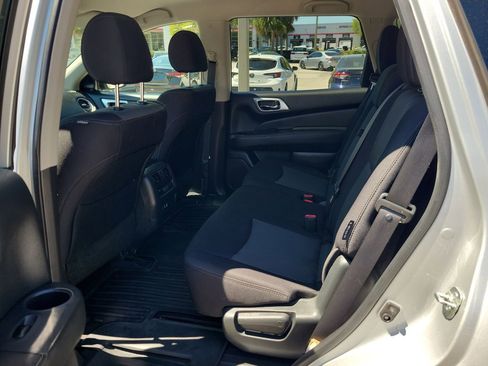 Used 2019 Nissan Pathfinder SV image 10