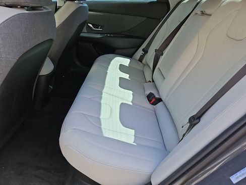 Certified 2025 Hyundai Elantra Limited FWD image 19