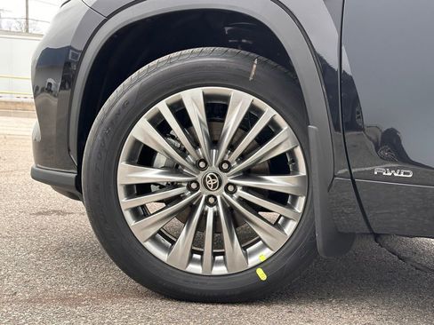 New 2026 Toyota Highlander Platinum image 8