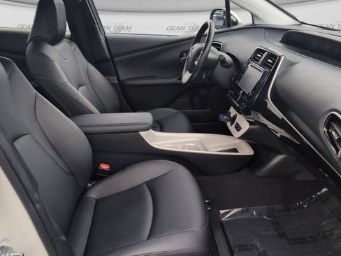 Used 2017 Toyota Prius Four w/ Premium Convenience Package FWD image 16