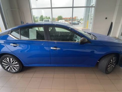 Used 2025 Nissan Altima 2.5 SV FWD image 3