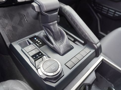 Certified 2025 Toyota Tacoma SR5 AWD/4WD image 16