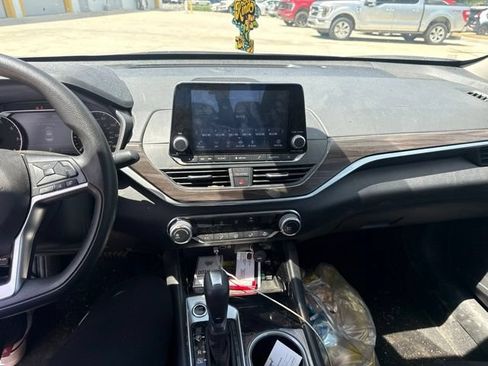Used 2024 Nissan Altima 2.5 SV FWD image 39
