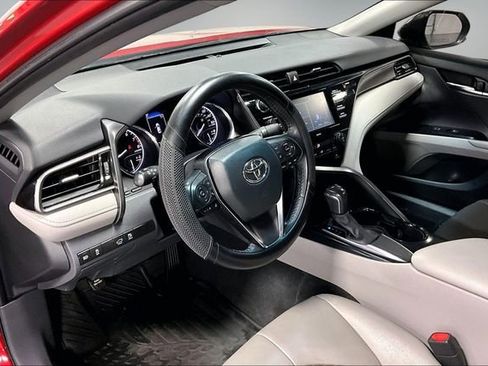 Used 2020 Toyota Camry SE w/ Blackout Package image 16