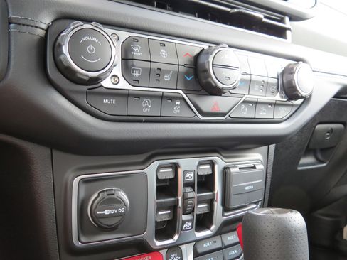 New 2025 Jeep Gladiator Mojave image 29