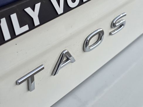 Used 2025 Volkswagen Taos SE image 7