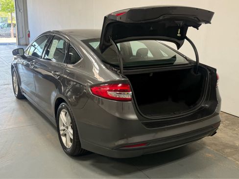 Used 2018 Ford Fusion SE w/ Fusion SE Technology Package FWD image 4
