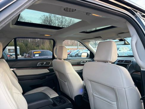 Used 2018 Ford Explorer Platinum image 17