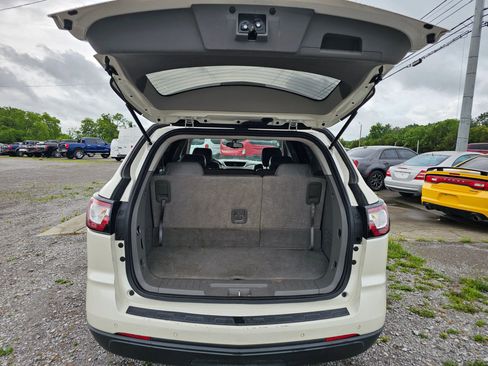 Used 2015 Chevrolet Traverse LT w/ Style and Technology Package FWD image 9