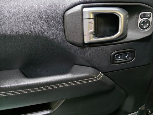Used 2019 Jeep Wrangler Unlimited Sahara w/ Uconnect 4C Nav & Sound Group AWD/4WD image 17