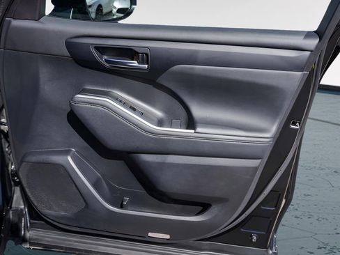 Used 2023 Toyota Highlander XLE image 32