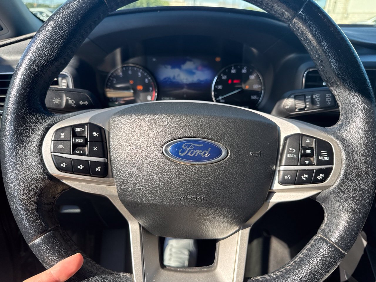 Used 2022 Ford Explorer XLT w/ Equipment Group 202A RWD image 9