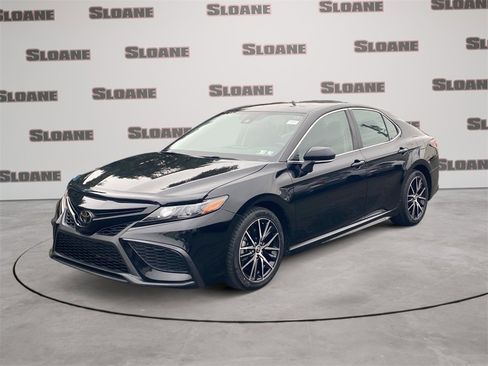 Used 2024 Toyota Camry SE image 1