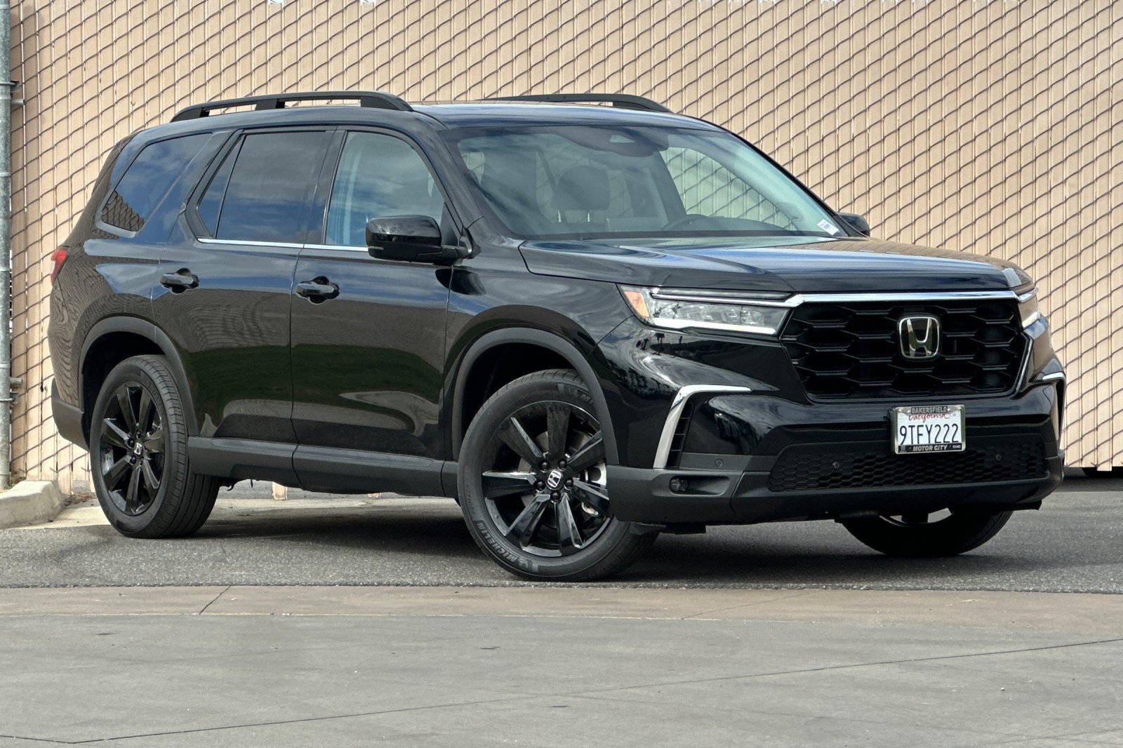 Used 2025 Honda Pilot Touring image 2