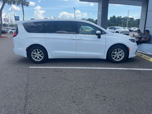 Used 2023 Chrysler Pacifica Touring-L FWD image 3