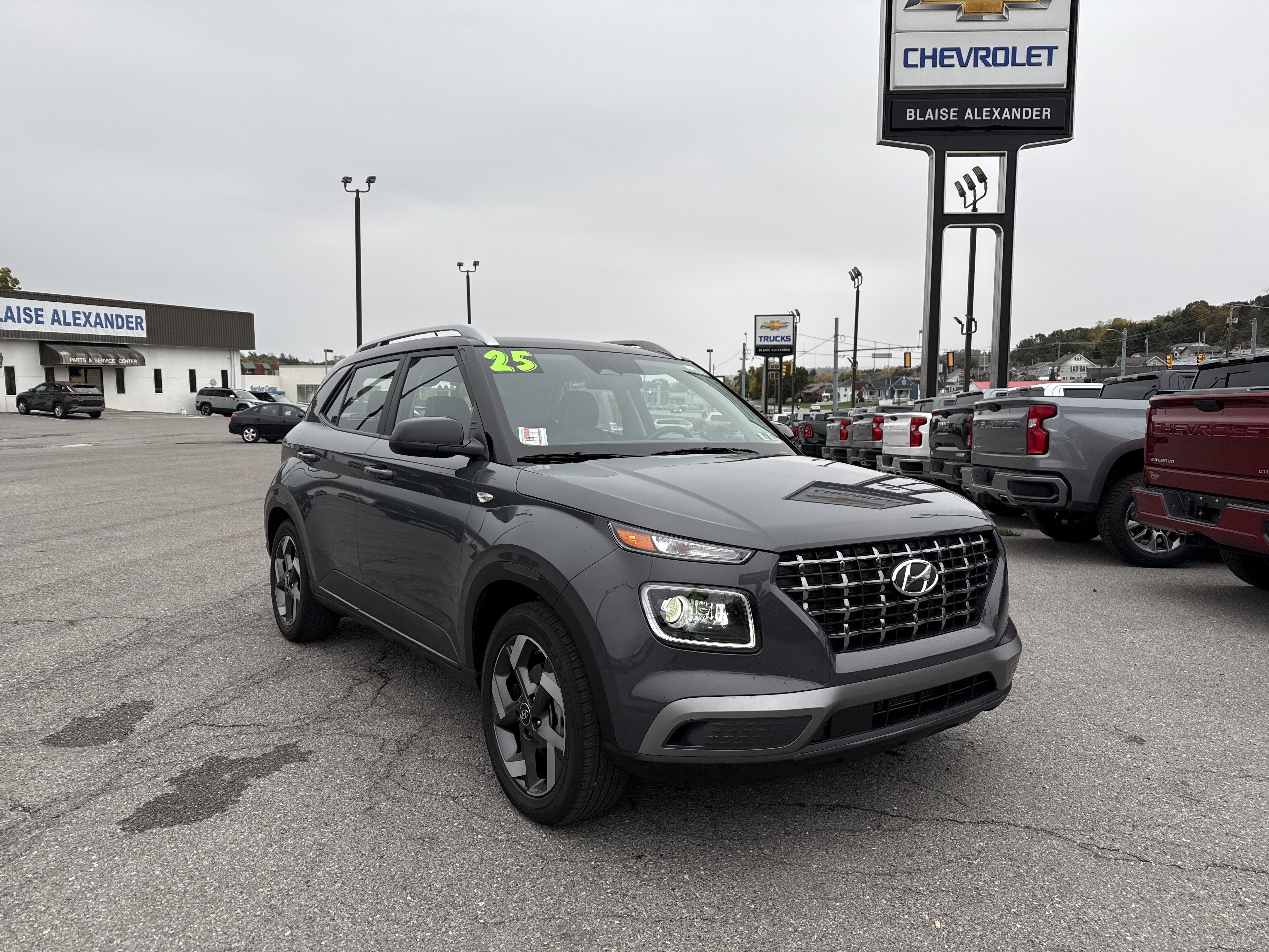 Used 2025 Hyundai Venue Limited FWD image 1