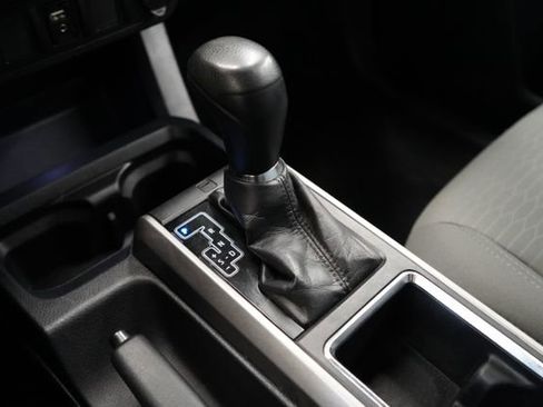 Used 2017 Toyota Tacoma SR5 AWD/4WD image 35