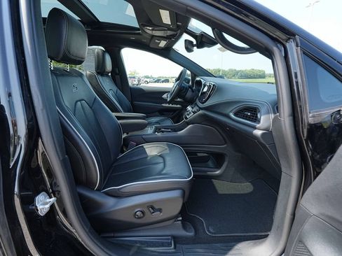 Used 2025 Chrysler Pacifica Limited FWD image 21