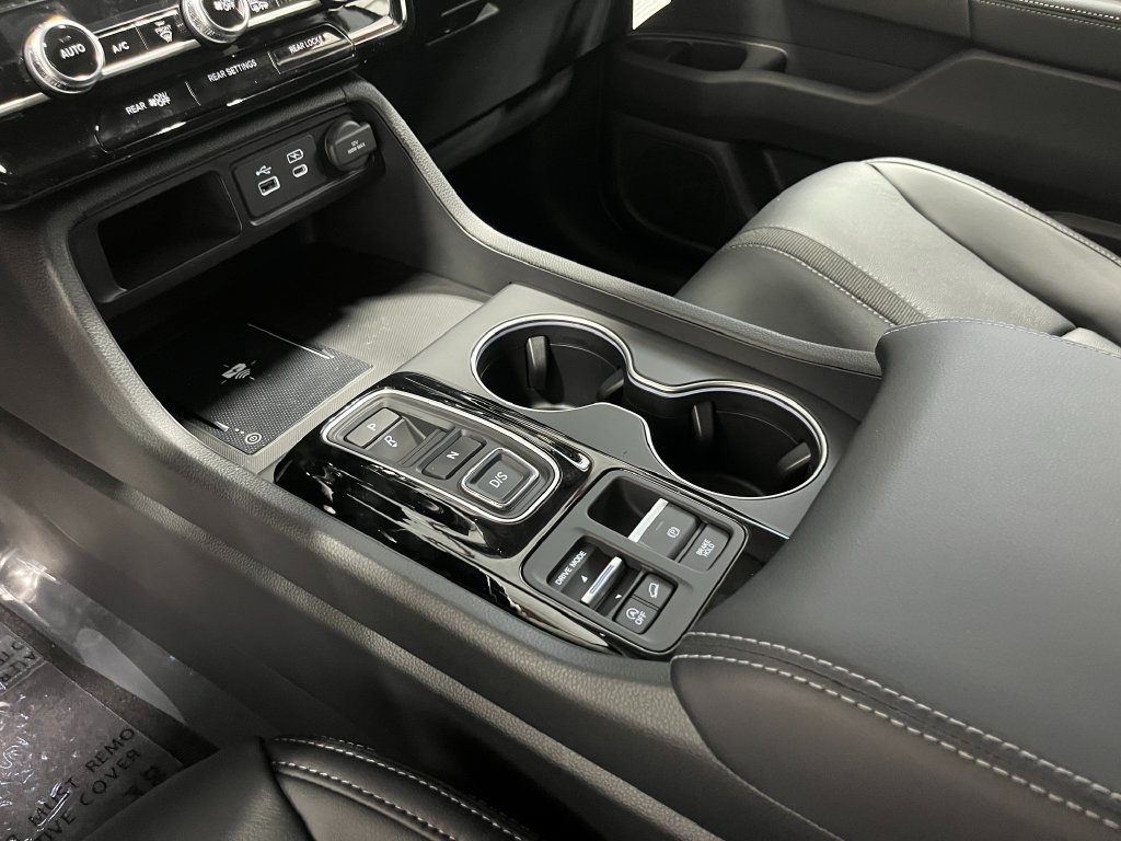Used 2025 Honda Pilot Touring image 17