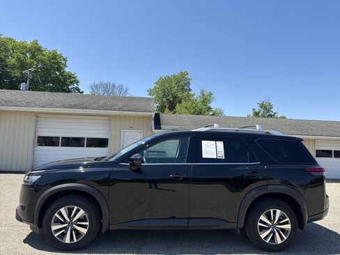 Used 2023 Nissan Pathfinder SL AWD/4WD image 9