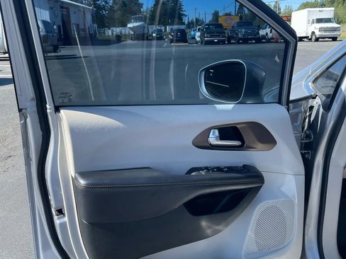 Used 2017 Chrysler Pacifica Touring-L FWD image 9